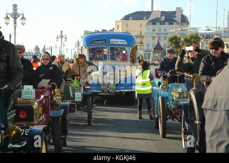 Alex Jones conduit le bus Children in Need à la course de voitures vétéran 2017 de Londres à Brighton Banque D'Images