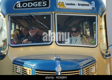 Chris Evans de radio 2 entraîne les enfants dans le besoin à l'autobus 2017 Londres à Brighton veteran car run Banque D'Images