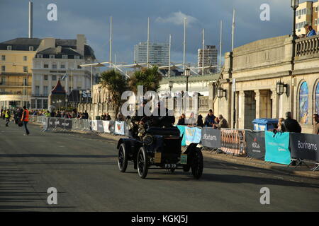 Charley Boorman et Damon Hill conduisent un Rover P909 du British Motor Museum à Londres en 2017 jusqu'à Brighton Veteran car Run Banque D'Images