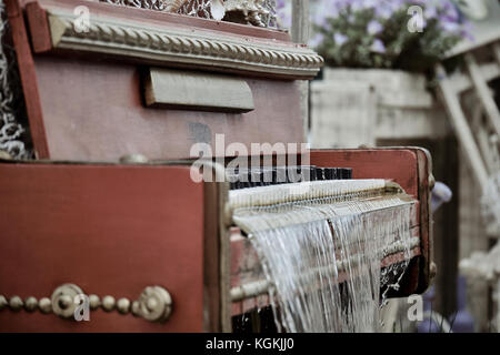 Close-up of piano vintage fontaine avec des gouttes d'eau et l'arrière-plan flou Banque D'Images