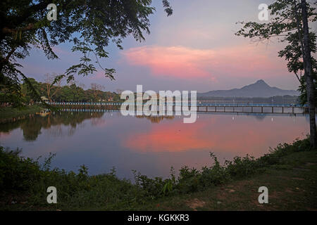 Pont de bois sur kan Thar Yar lake at sunset, hpa-an, kayin state / l'État karen, myanmar / Birmanie Banque D'Images