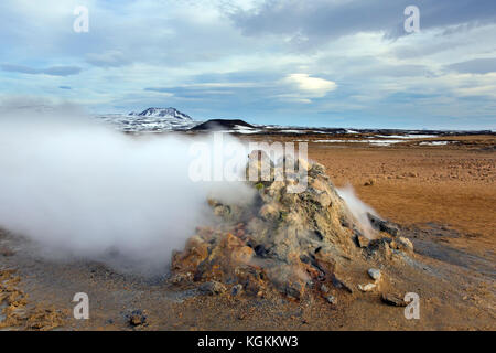 Fumarole à vapeur à Hverir, zone géothermique près de Námafjall, Norðurland eystra / Nordurland eystra, Islande Banque D'Images