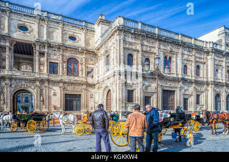 Calèches attendent les visiteurs en face de l'hôtel de ville de plateresque, la place San Francisco, Séville, Espagne Banque D'Images