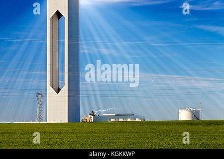 Tour d'une centrale solaire, Séville, Espagne Banque D'Images