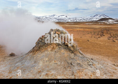 Fumarole à vapeur à Hverir, zone géothermique près de Námafjall, Norðurland eystra / Nordurland eystra, Islande Banque D'Images