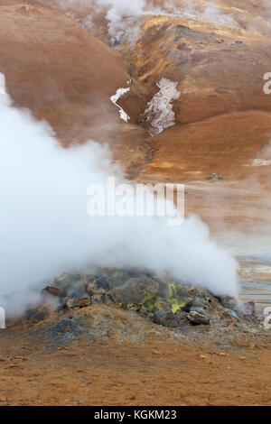 Fumarole à vapeur à Hverir, zone géothermique près de Námafjall, Norðurland eystra / Nordurland eystra, Islande Banque D'Images