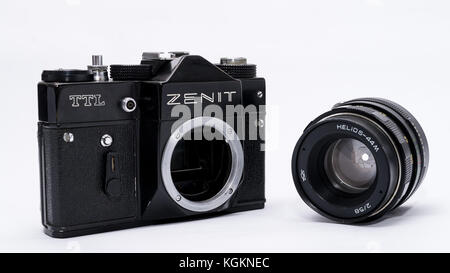 Ancien régime Soviétique Zenit TTL 35 mm isolé sur blanc avec objectif Helios fengshan Road -3 41 Banque D'Images