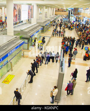 SHANGHAI, CHINE - DEC 26, 2106 : Les gens de Shanghai Pudong Airport hall d'arrivée. L'aéroport de Pudong est un important carrefour de l'aviation de la Chine Banque D'Images