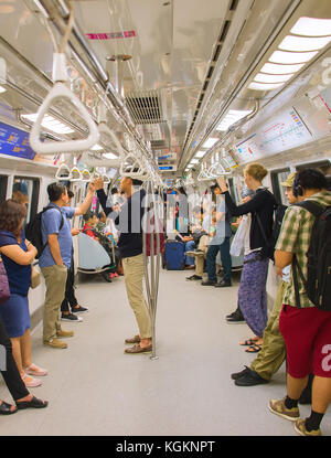 Singapour - 13 jan 2017 : les passagers à Singapour mass rapid transit (MRT) train. Le mrt a 102 postes et est la deuxième plus ancienne du système de métro dans la Banque D'Images