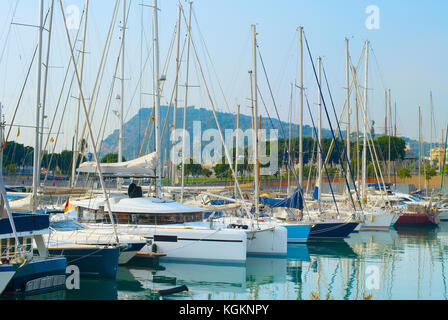 Voiliers dans la célèbre marina Port Vell à Barcelone, Espagne Banque D'Images