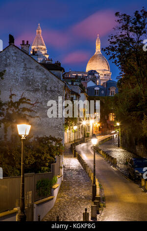 Route menant jusqu'à la colline à travers Montmartre vers Basilique du Sacré-Cœur, Paris France Banque D'Images