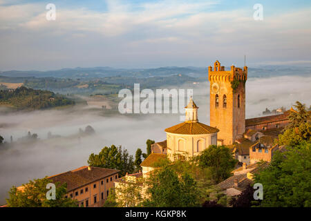 Lever de soleil sur Misty Cattedrale di Santa Maria Assunta e di San Genesio et la ville médiévale de San Miniato, en Toscane, Italie Banque D'Images