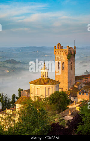 Lever de soleil sur Misty Cattedrale di Santa Maria Assunta e di San Genesio et la ville médiévale de San Miniato, en Toscane, Italie Banque D'Images