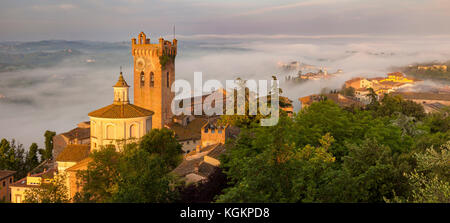 Lever de soleil sur Misty Cattedrale di Santa Maria Assunta e di San Genesio et la ville médiévale de San Miniato, en Toscane, Italie Banque D'Images