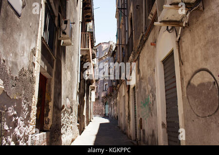 Vue sur rue étroite, typique de la ville de Catane en Sicile (Italie) reflétant un style architectural et la culture. Banque D'Images