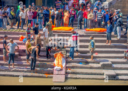 Katmandou, Népal, 15 octobre 2017 : gravure au rituel religieux temple, kthmandu pashupatina Banque D'Images