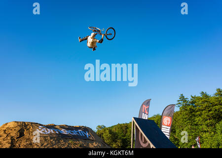 Kalnica, Slovaquie - 27 mai 2017 : inconnu extreme rider exécute tour courageuse en slopestyle au cours de l'exposition admissible bikefest. p Banque D'Images