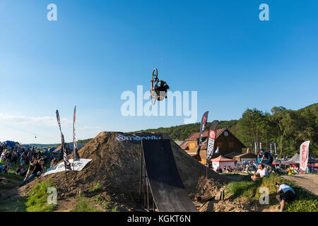 Kalnica, Slovaquie - 27 mai 2017 : inconnu extreme rider exécute tour courageuse en slopestyle au cours de l'exposition admissible bikefest. p Banque D'Images