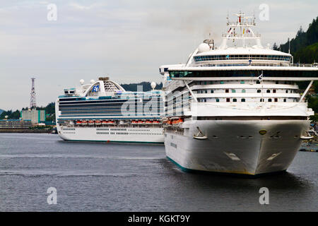 Les navires de croisière, Star Princess et Ruby Princess amarré à Ketchikan, Alaska. Banque D'Images