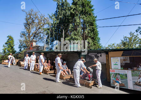 Funchal, Portugal - 6 août : des inconnus des touristes pour préparer un panier en osier en luge, le 6 août 2016. Banque D'Images