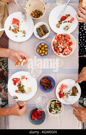 Tourné directement au-dessus des amis en train de dîner table d'extérieur Banque D'Images
