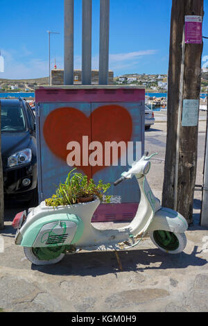 Vieux scooter Vespa décorée de plantes, Parikia, Paros, Cyclades, Mer Égée, Grèce Banque D'Images