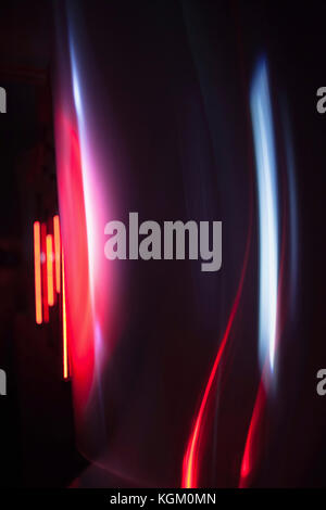 Image abstraite de la lumière rouge et gris sur fond noir des sentiers Banque D'Images