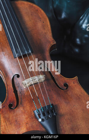 High angle close-up de violon sur la table Banque D'Images