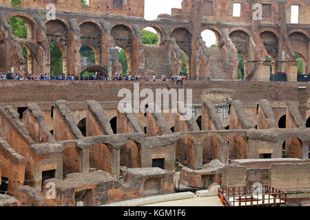 Roma, Italie - 01 octobre 2017 : Colisée, le colisée ou amphithéâtre Flavien, coloseo plus grand jamais construit symbole de l'ancienne ville des roms dans l'empire romain. Banque D'Images