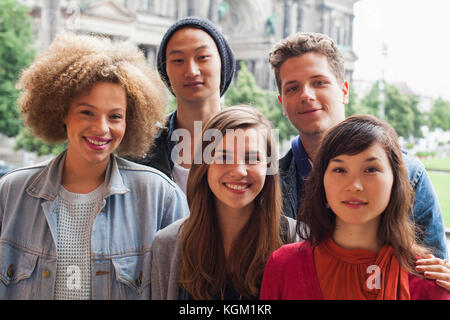 Portrait of smiling multi-ethnic friends debout contre la cathédrale de Berlin, Allemagne Banque D'Images