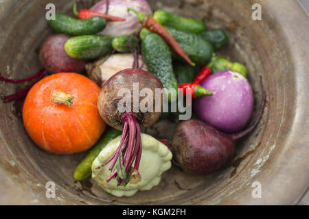 Tourné directement au-dessus de différents légumes dans un récipient sur la table Banque D'Images