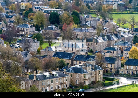 Voir de grandes villas traditionnelles en pierre dans quartier résidentiel riche de Stirling, Ecosse, Royaume-Uni Banque D'Images