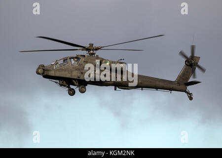 EINDHOVEN, PAYS-BAS - 27 octobre 2017 : hélicoptère d'attaque Apache de la Royal Netherlands Air Force Boeing AH-64D en vol. Banque D'Images