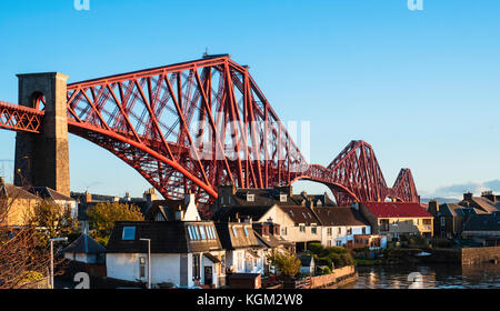 Vue sur le Nord Queensferry et le célèbre pont Forth Rail enjambant le Firth of Forth entre Fife et West Lothian en Écosse, Royaume-Uni. Banque D'Images