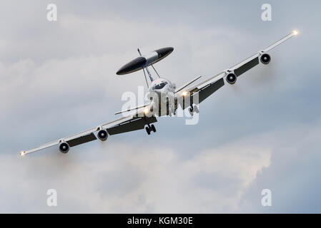 Le Boeing E-3A Sentry, communément connu sous le nom de l'AWACS, est un système aéroporté de détection lointaine et de contrôle mis au point par l'avion de Boeing. Banque D'Images