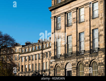 Rangée de maisons mitoyennes de style géorgien dans la nouvelle ville d'Édimbourg, Écosse, Royaume-Uni. Banque D'Images