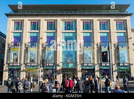 Vue extérieure du magasin Harvey Nichols sur St Andrews Square à Édimbourg, en Écosse, au Royaume-Uni. Banque D'Images