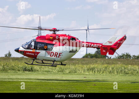 Ahlen Allemagne - 5 juin 2016 : drf luftrettung (German air rescue) bk-117 hélicoptère atterrissant à ahlen-nord heliport Banque D'Images