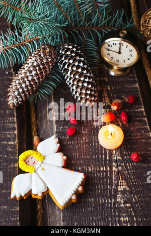 Fond de Noël avec des décorations et des bougies, bougie sur le feu avec la femme Banque D'Images