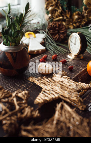 Fond de Noël avec des décorations et des bougies, bougie sur le feu avec la femme Banque D'Images