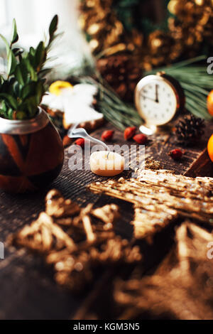 Fond de Noël avec des décorations et des bougies, bougie sur le feu avec la femme Banque D'Images