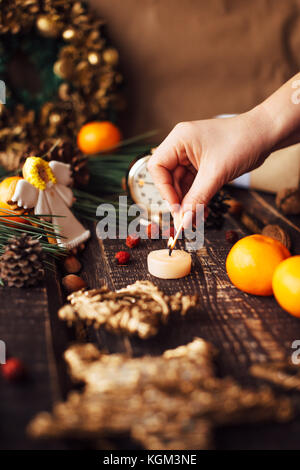 Fond de Noël avec des décorations et des bougies, bougie sur le feu avec la femme Banque D'Images
