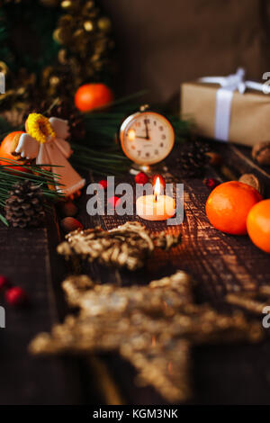 Fond de Noël avec des décorations et des bougies, bougie sur le feu avec la femme Banque D'Images