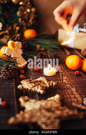 Fond de Noël avec des décorations et des bougies, bougie sur le feu avec la femme Banque D'Images