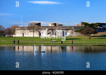 Model Yachts par Coalhouse Fort, East Tilbury Essex, Angleterre, Royaume-Uni Banque D'Images