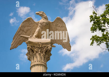 Wilanow, Varsovie, 5 août 2017 : la colonne avec un aigle royal de jardin palais de Wilanów à Varsovie, Pologne. Banque D'Images