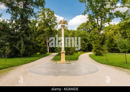 Wilanow, Varsovie, 5 août 2017 : la colonne avec un aigle royal de jardin palais de Wilanów à Varsovie, Pologne. Banque D'Images