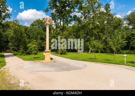 Wilanow, Varsovie, 5 août 2017 : la colonne avec un aigle royal de jardin palais de Wilanów à Varsovie, Pologne. Banque D'Images