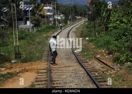 Gampola Province centrale de Kandy au Sri Lanka les hommes à marcher le long des voies ferrées Banque D'Images