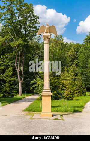 Wilanow, Varsovie, 5 août 2017 : la colonne avec un aigle royal de jardin palais de Wilanów à Varsovie, Pologne. Banque D'Images